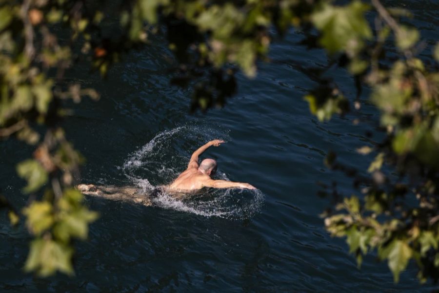 Ein Schwimmer in der Limmat in Zürich. Dieses Jahr sind bereit rund 40 Menschen in der Schweiz ertrunken.