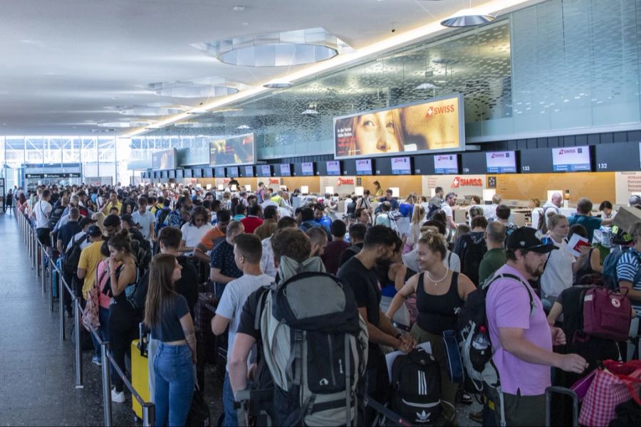 Im Sommer ist am Flughafen Zürich immer klar mehr los als sonst.