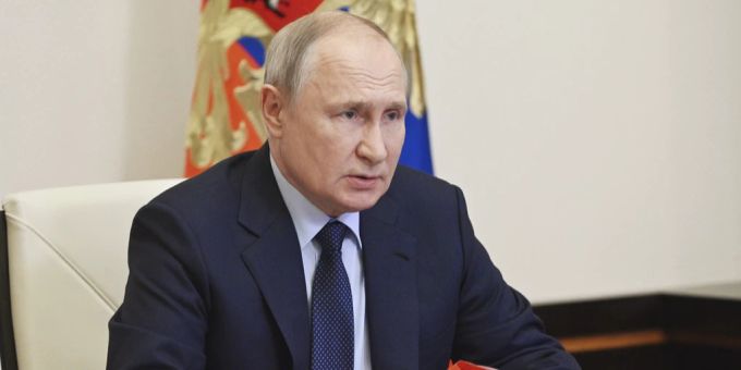Die Sanktionen dürften Wladimir Putin und den russischen Bürgern Sorgenfalten auf die Stirn treiben. Ukraine Krieg