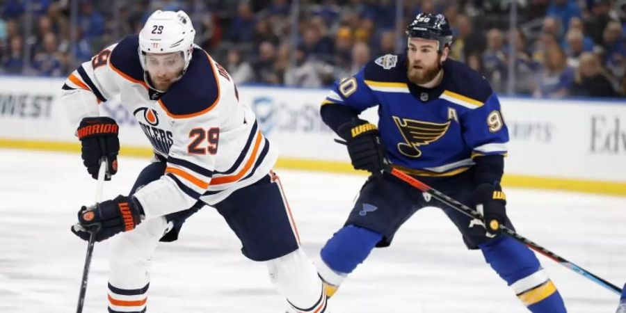 Leon Draisaitl (l) ist der Star der Edmonton Oilers. Foto: Jeff Roberson/AP/dpa