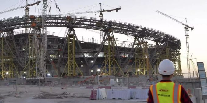 Gastarbeiter aus armen Ländern in Asien oder Afrika stampfen im Wüstenstaat Stadien aus dem Boden. Dabei soll es zu gravierenden Menschenrechtsverletzungen gekommen sein. Foto: Nikku/XinHua/dpa WM 2022