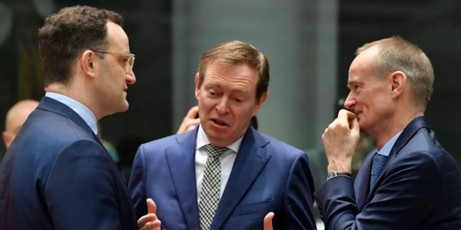 Jens Spahn (l.) mit seinem niederländischen Kollegen Bruins (M.)