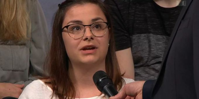 Eine Journalismus-Studentin kritisierte am Freitagabend in der «Arena» fehlende Hygienemassnahmen an der ZHAW in Zürich. SRF «Arena» Coronavirus