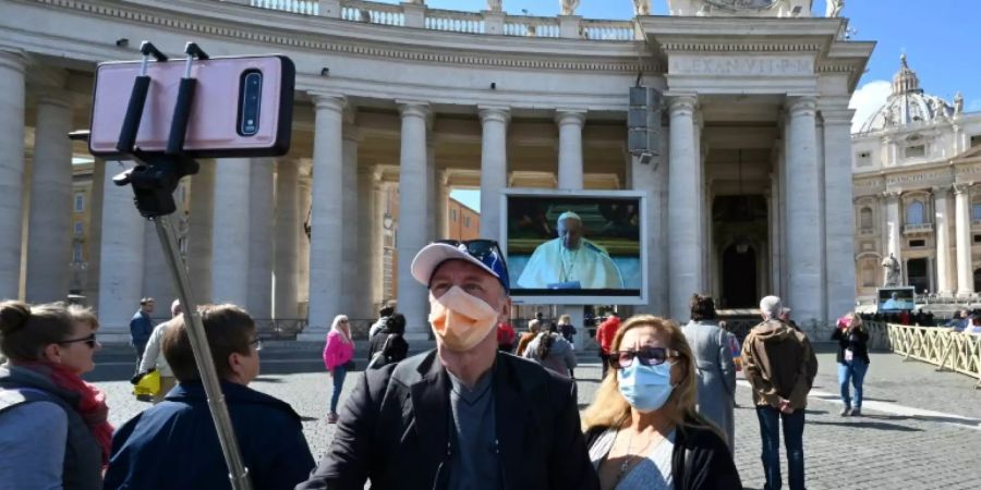 Kaum Gläubige auf dem Petersplatz