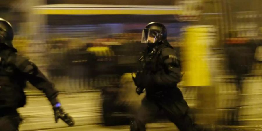 Polizisten räumen eine Kreuzung im Stadtteil Connewitz in der Silvesternacht. Foto: Sebastian Willnow/dpa-Zentralbild/dpa