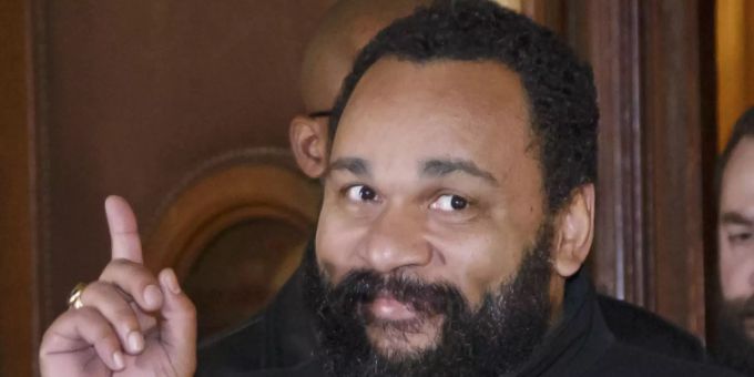 Der umstrittene französische Komiker Dieudonné M'Bala M'Bala wurde Dutzende Male wegen rassistischer oder antisemitischer Äusserungen verurteilt. (Archivbild) Dieudonné M'Bala M'Bala