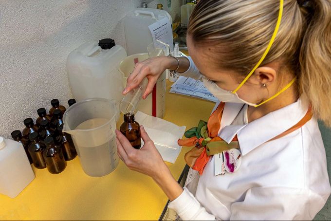 Das Desinfektionsmittel wird für den Verkauf abgefüllt
