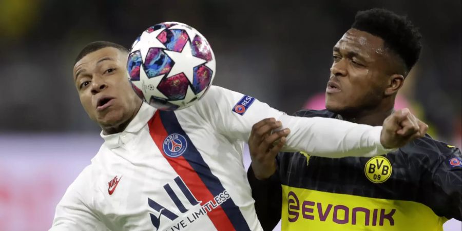 PSG-Star Kylian Mbappé im Duell mit Dortmunds Dan-Axel Zagadou.