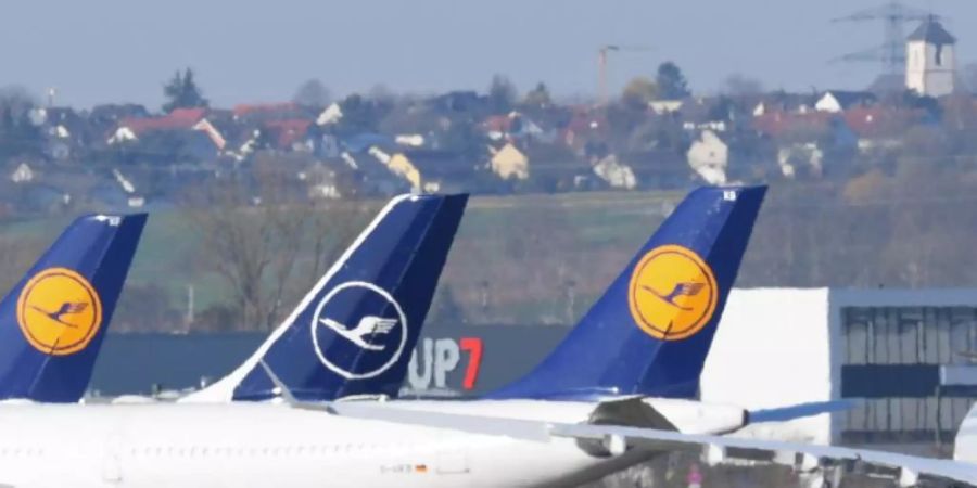 Die Landebahn des Frankfurter Flughafens ist jetzt gesperrt und dient als Parkfläche für die Maschinen der LH-Flotte. Foto: Arne Dedert/dpa