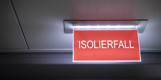 Ein Schild mit der Aufschrift Isolierfall hängt über einem Isolationszimmer, währen einer Pressekonferenz über den Coronavirus im Inselspital in Bern. CORONAVIRUS, VIRUS, COVID-19, COVID 19, NCOV-2019, INSEL, INSELSPITAL, INSEL GRUPPE, INSEL SPITAL,