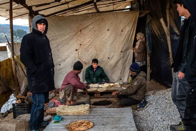 Migranten bereiten in einem provisorischen Lager neben dem Lager in Moria Brot zu. Die Lager auf den Inseln Lesbos, Samos, Chios, Kos und Leros sind völlig überfüllt und die Atmosphäre ist entsprechend verzweifelt und aufgeheizt. Flüchtlingslager Moria auf Lesbos