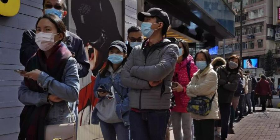 Angesichts der starken Ausbreitung der neuen Lungenkrankheit hat China seine Massnahmen inzwischen deutlich verschärft. Foto: Vincent Yu/AP/dpa