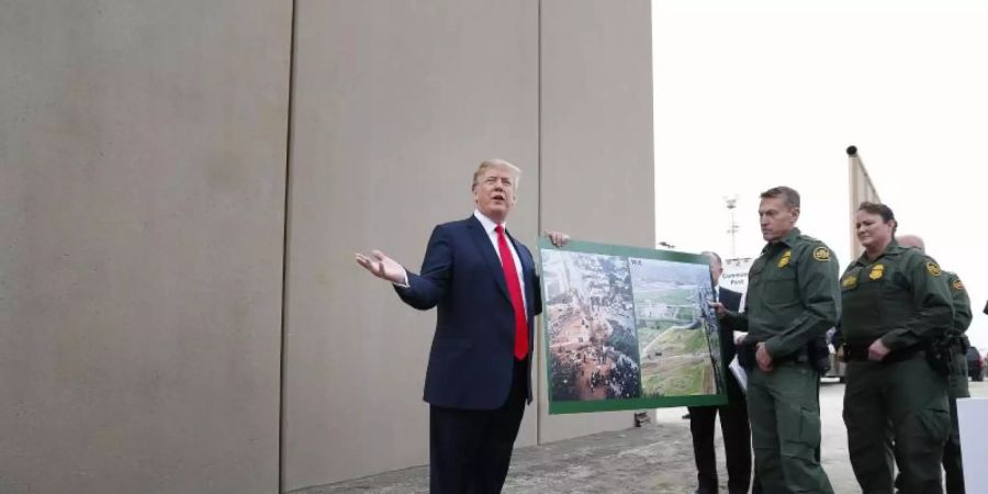 Donald Trump wirbt für den Bau der Grenzmauer, einem seiner zentralen Wahlversprechen. Foto: K.C. Alfred/San Diego Union-Tribune via ZUMA/dpa/Archiv