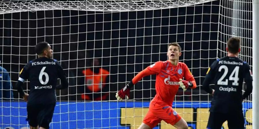 Ereignisloser Auftritt gegen Hertha: Torhüter Alexander Nübel (M) von Schalke in Aktion. Foto: Soeren Stache/dpa-Zentralbild/dpa