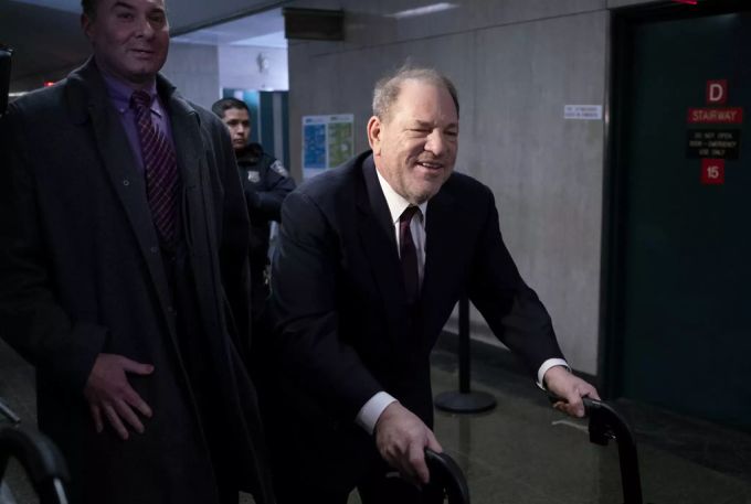 Über 80 Frauen werfen Harvey Weinstein sexuelle Übergriffe vor. harvey weinstein