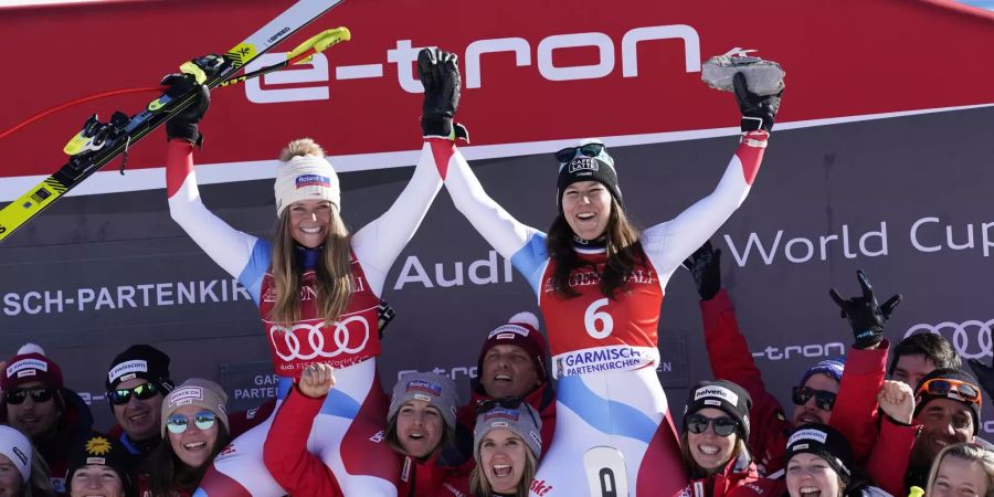 Corinne Suter (l) und Wendy Holdener machten den Flucher von Sascha Ruefer vergessen.