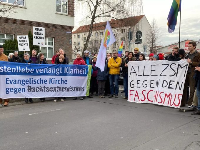 Demonstranten protestieren gegen die Wahl Kemmerichs zum Ministerpräsidenten von Thüringen. Nach Ministerpräsidentenwahl