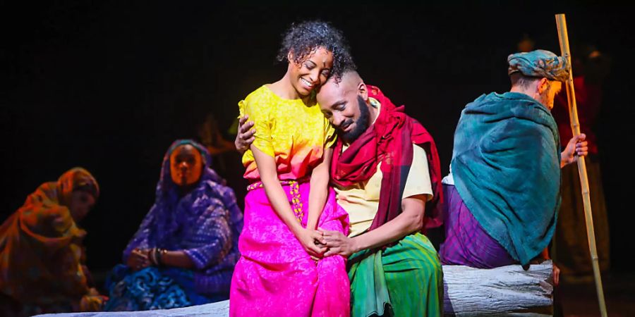 Musical-Darstellerin Naomi Simmonds (links) in der Rolle der jungen Waris Dirie. Das Theater St. Gallen bringt Diries Leben als Musical «Wüstenblume» auf die Bühne. Uraufführung war am Samstag, 22. Februar.