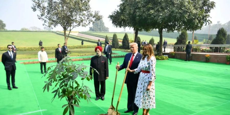 Donald und Melania Trump pflanzen zum Gandhis Gedenken einen Baum