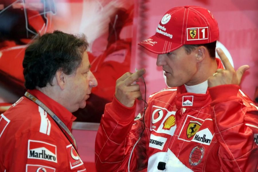 Jean Todt (l.) im Gespräch mit Michael Schumacher.