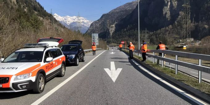 Kontrollstelle am Ostermontag auf der N28 bei Seewis Pardisla. Kontrollstelle am Ostermontag auf der N28 bei Seewis Pardisla