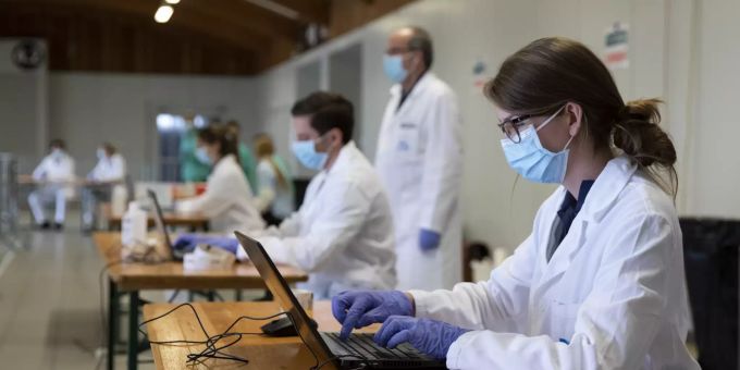 Medizinisches Personal arbeitet beim mobilen Coronavirus Testcenter auf dem BEA-Gelände. Coronavirus Testcenter BEA