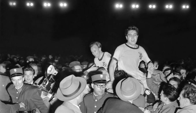 Geni Meier wird von Fans nach dem 1:0-Sieg gegen Reims im Europacup der Meister 1959 in Bern auf Händen getragen. Super League YB Meier