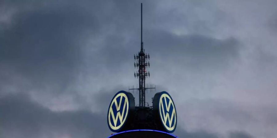 VW hatte im September 2015 auf Druck von US-Umweltbehörden eingeräumt, in grossem Stil bei Abgastests betrogen zu haben. Foto: Raphael Knipping/dpa