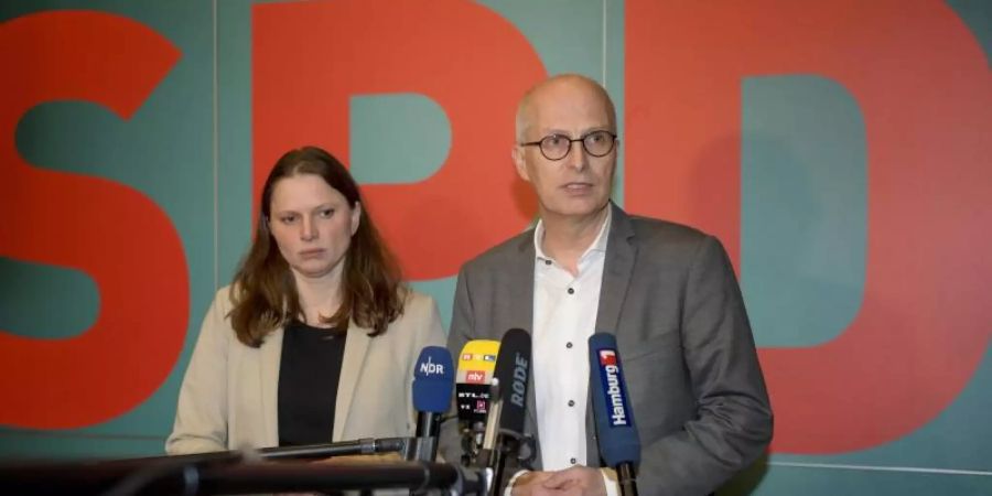 Melanie Leonhard (SPD), Landesvorsitzende ihrer Partei und Peter Tschentscher (SPD), Hamburgs Erster Bürgermeister, beantworten nach einem Treffen des Hamburgers SPD-Vorstands Fragen von Journalisten. Foto: Axel Heimken/dpa