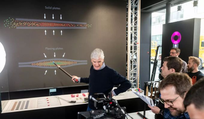James Dyson präsentiert die Vorteile der biegsamen Heizplatten bei der Produktvorstellung. Dyson Corrale Glätteisen