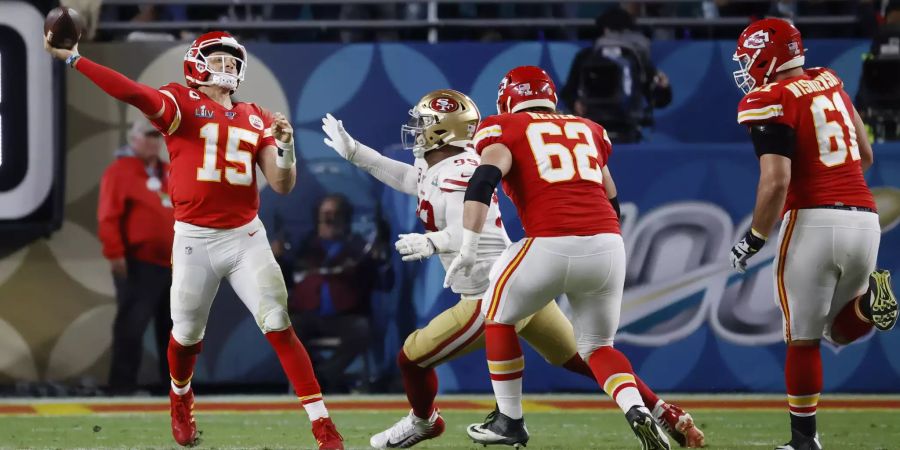 Die Kansas City Chiefs bezwingen die San Francisco 49ers mit 31:20 und sichern sich den ersten NFL-Titel seit 50 Jahren.