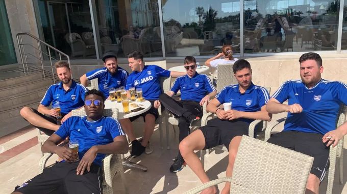 FC Othmarsingen: Verdientes Bier nach hartem Trainingstag der 1. Mannschaft im Trainingslager 2019. 1. Mannschaft FC Othmarsingen