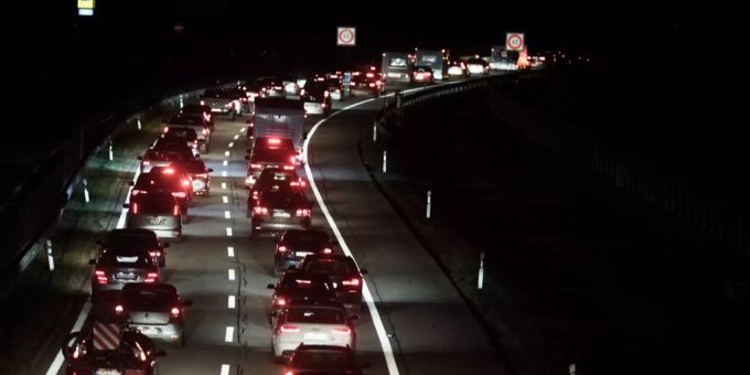 Wegen einer Auffahrkollision kam es am Dienstagabend auf der A1 bei Schönbühl zu einem kilometerlangen Stau. (Symbolbild) stau schönbühl