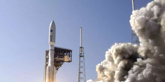 Start der ersten militärischen Weltraummission der USA. An Bord hat die Rakete einen Satelliten, der Hochsicherheits-Equipment für die Kommunikation enthält. Start der ersten militärischen Weltraummission der USA. An Bord hat die Rakete einen Satelliten, der Hochsicherheits-Equipment für die Kommunikation enthält.
