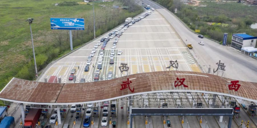 In der chinesischen Metropole Wuhan geht das normale Leben langsam wieder los und der Verkehr rollt wieder an. (Archivbild)