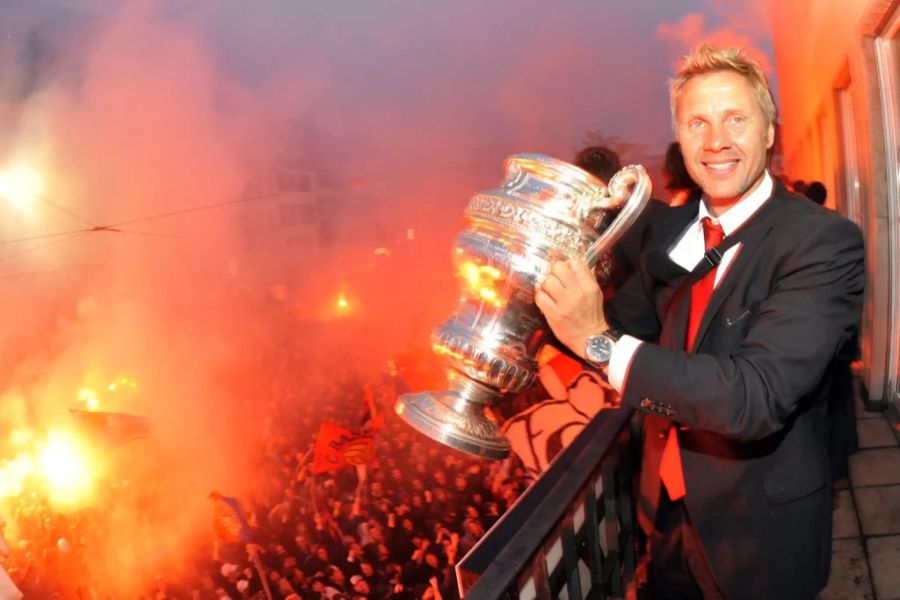 Das Team präsentiert seine Trophäen den Fans. 2010 gelang den Baslern das Double.