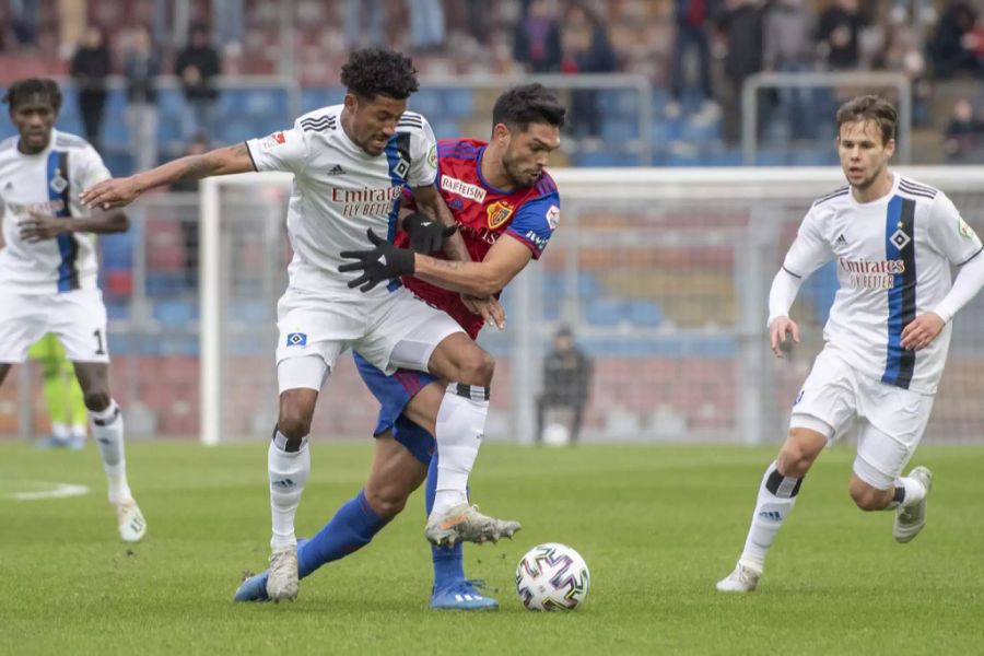 Omar Alderete (FCB, Mitte) im Zweikampf mit Jeremy Dudziak (HSV).