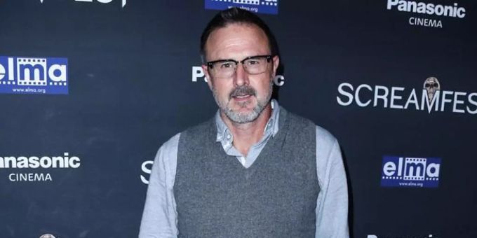 David Arquette blickt in die Kamera. David Arquette