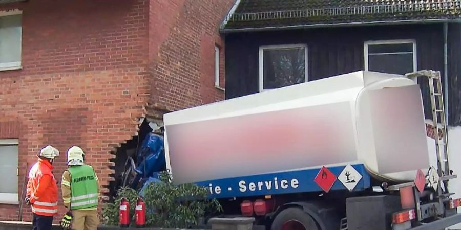 Der Tanklaster hat bei dem Unfall in Meeerbeck die Mauer eines Wohnhauses durchbrochen. Foto: Hannoverreporter/dpa