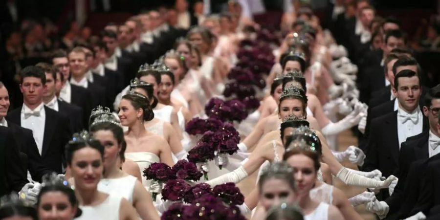 Die Debütantenpaare eröffnen den Wiener Opernball. Foto: Roland Schlager/APA/dpa