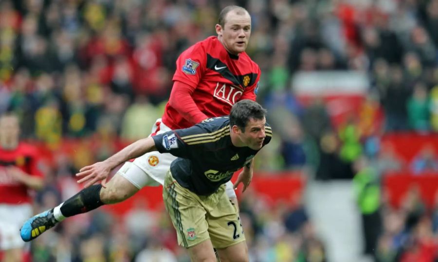 Meist sind die Duelle zwischen Liverpool und Manchester United sehr umkämpft. Im Duell: Verteidiger Jamie Carragher und Stürmer Wayne Rooney (2010)