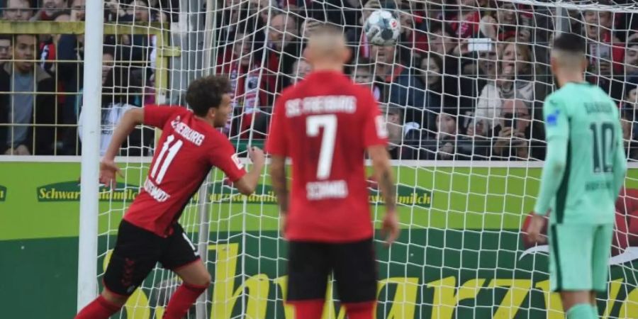 Luca Waldschmidt (l) von Freiburg erzielt per Elfmeter das 1:0. Foto: Patrick Seeger/dpa