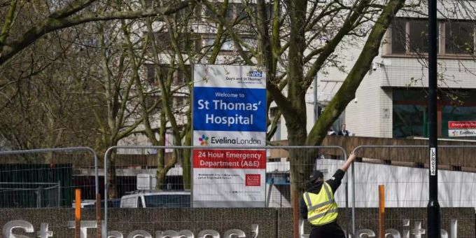 Zäune werden um das St. Thomas Hospital in London errichtet. Dort liegt der britische Premierminister Boris Johnson wegen seiner Infektion mit dem Coronavirus. boris johnson coronavirus