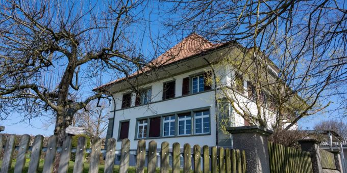 Gemeinde- und Schulhaus in Iffwil. Gemeinde- und Schulhaus in Iffwil.