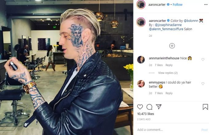 Die Medusa beschützt Aaron Carter. Aaron Carter
