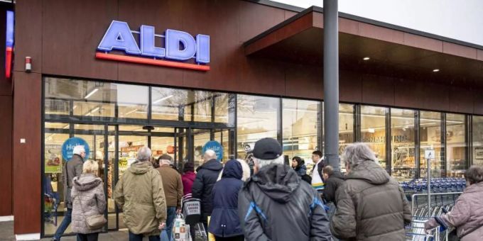Aldi bietet bundesweit Desinfektionsmittel und andere Hygieneartikel zu günstigen Preisen an. Foto: Fabian Sommer/dpa Aldi bietet bundesweit Desinfektionsmittel und andere Hygieneartikel zu günstigen Preisen an. Foto: Fabian Sommer/dpa