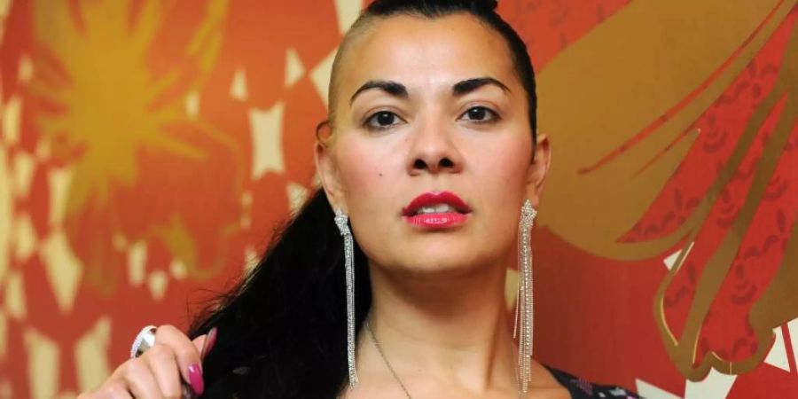 Die Rapperin Reyhan Sahin alias Lady Bitch Ray spricht über Minikameras auf Damentoiletten. Foto: Ingo Wagner/dpa