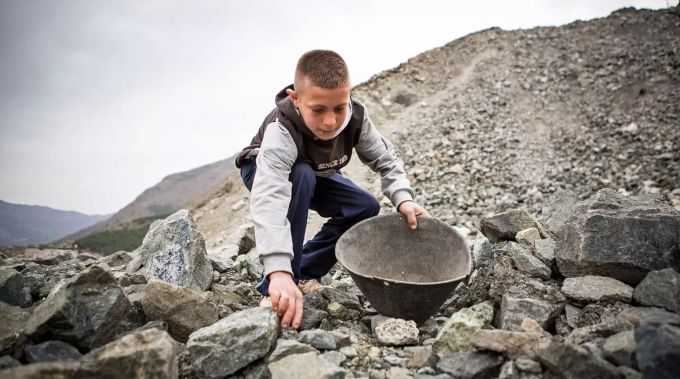 In den Geröllhalden der Erzmine sucht Keli unter gefährlichsten Bedingungen nach Chrom. World Vision