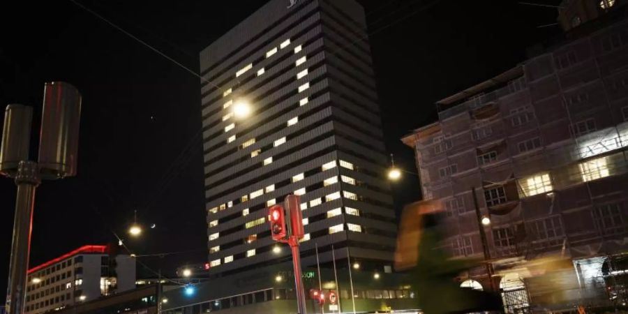 Das SAS Hotel Royal in der Innenstadt von Kopenhagen beleuchtet während der Coronavirus-Pandemie mit einem Herz die Fassade. Foto: Philip Davali/Ritzau Scanpix/dpa