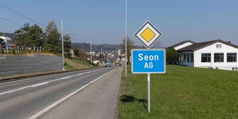 Einfahrtstrasse Richtung der Gemeinde Seon (AG).